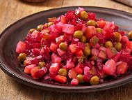 Рецепта Розова руска салата с мариновано червено цвекло, картофи и кисели краставички